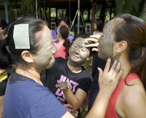 applying mud for each other